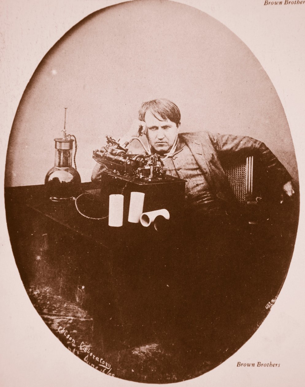 Thomas A. Edison sedící u svého vylepšeného stroje, 1889 (sépiová fotografie) od American Photographer