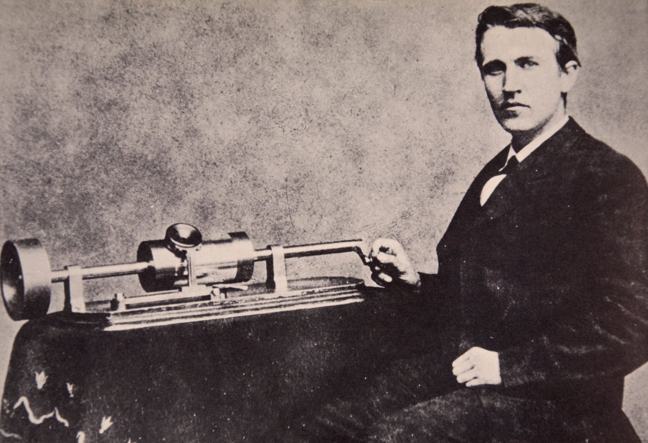 Thomas A. Edison sedící u svého vynálezu, fonografu, 1878 od American Photographer