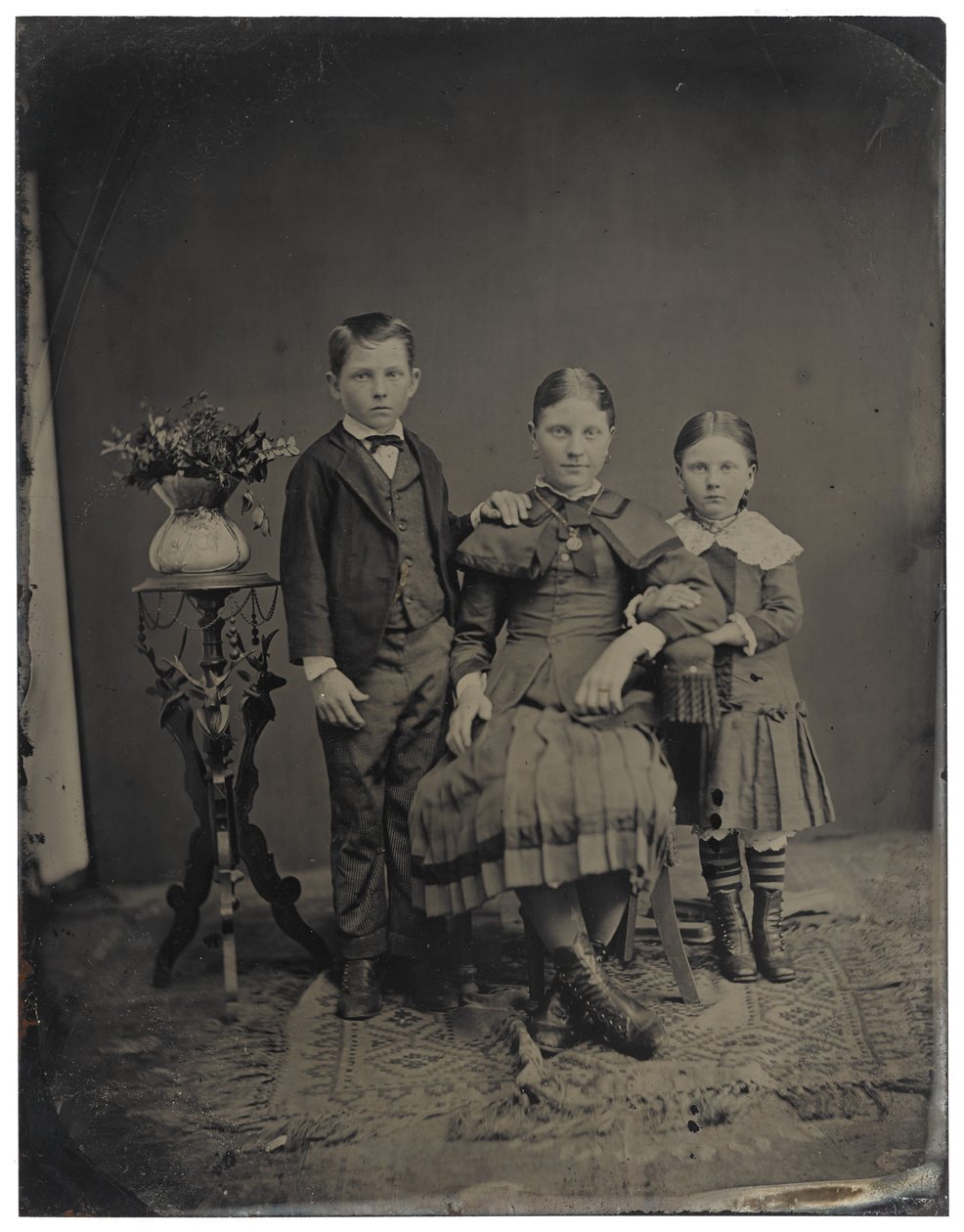 [Tři děti], cca 1850-1910 (tintype) od American Photographer
