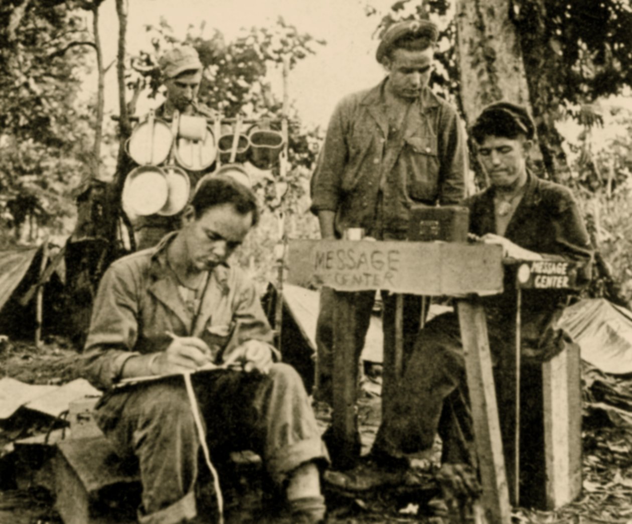Američtí vojáci se učí kryptografii, Tarawa, Papua Nová Guinea, červen 1943 (sépiová fotografie) od American Photographer