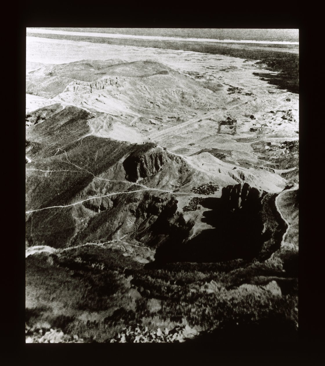 Pohled na místo chrámů v Deir El-Bahri (skluzavka s lucernou) od American Photographer