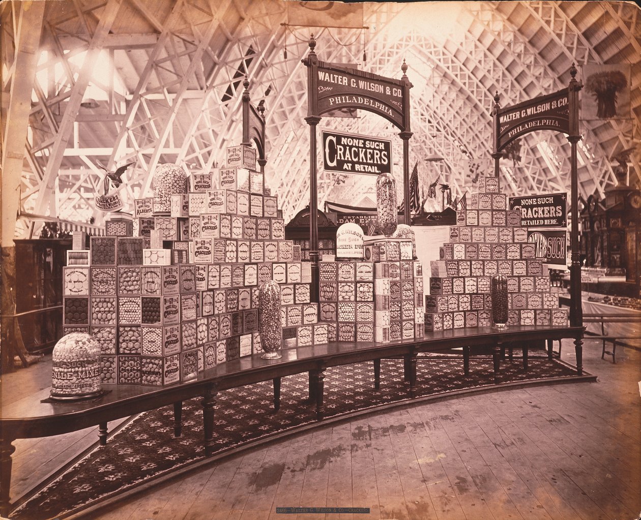 Výstava W.G. Wilson und Co.s - Walter G. Wilson und Co. Crackers, Agricultural Hall, Philadelphia, cca 1876 (tisk alba) od American Photographer