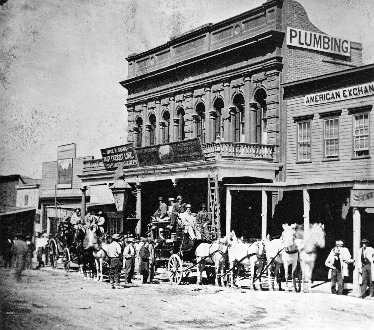 Wells, Fargo und Co.s Express Office, C Street, Virginia City, Nevada, z Gems of California Scenery vydané Lawrence a Houseworth, 1866 od American Photographer