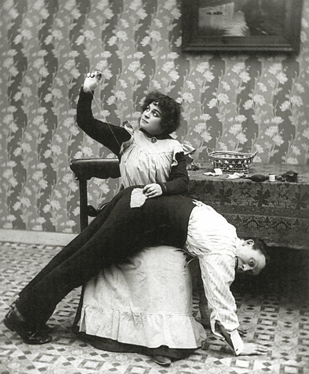 Žena našijící slzu na pánské kalhoty, c.1895 od American Photographer