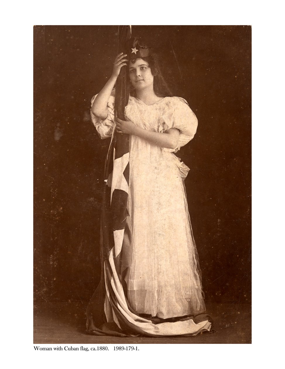 Žena s kubánskou vlajkou, c.1880 od American Photographer