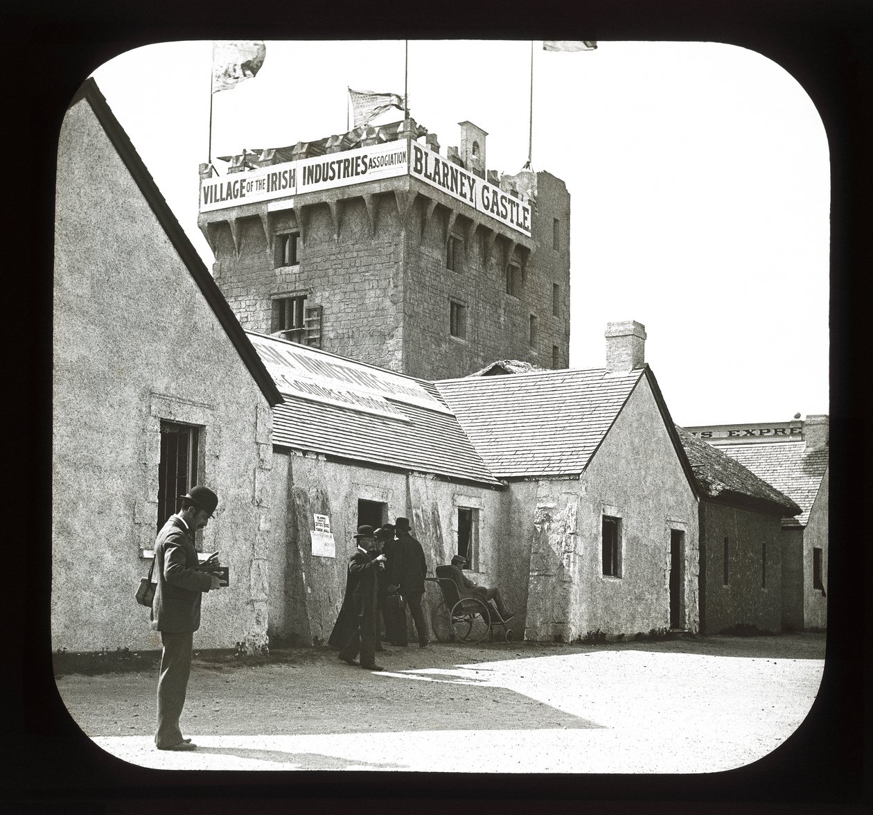 Světová kolumbijská expozice: Irská vesnice, Chicago, 1893 (sklíčko s lucernou) od American Photographer