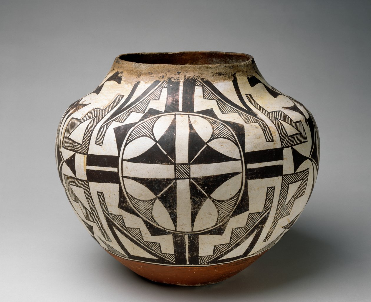 Dóza Acoma Pueblo, kolem roku 1890 (hliněné nádobí s polychromovanou malbou) od American School