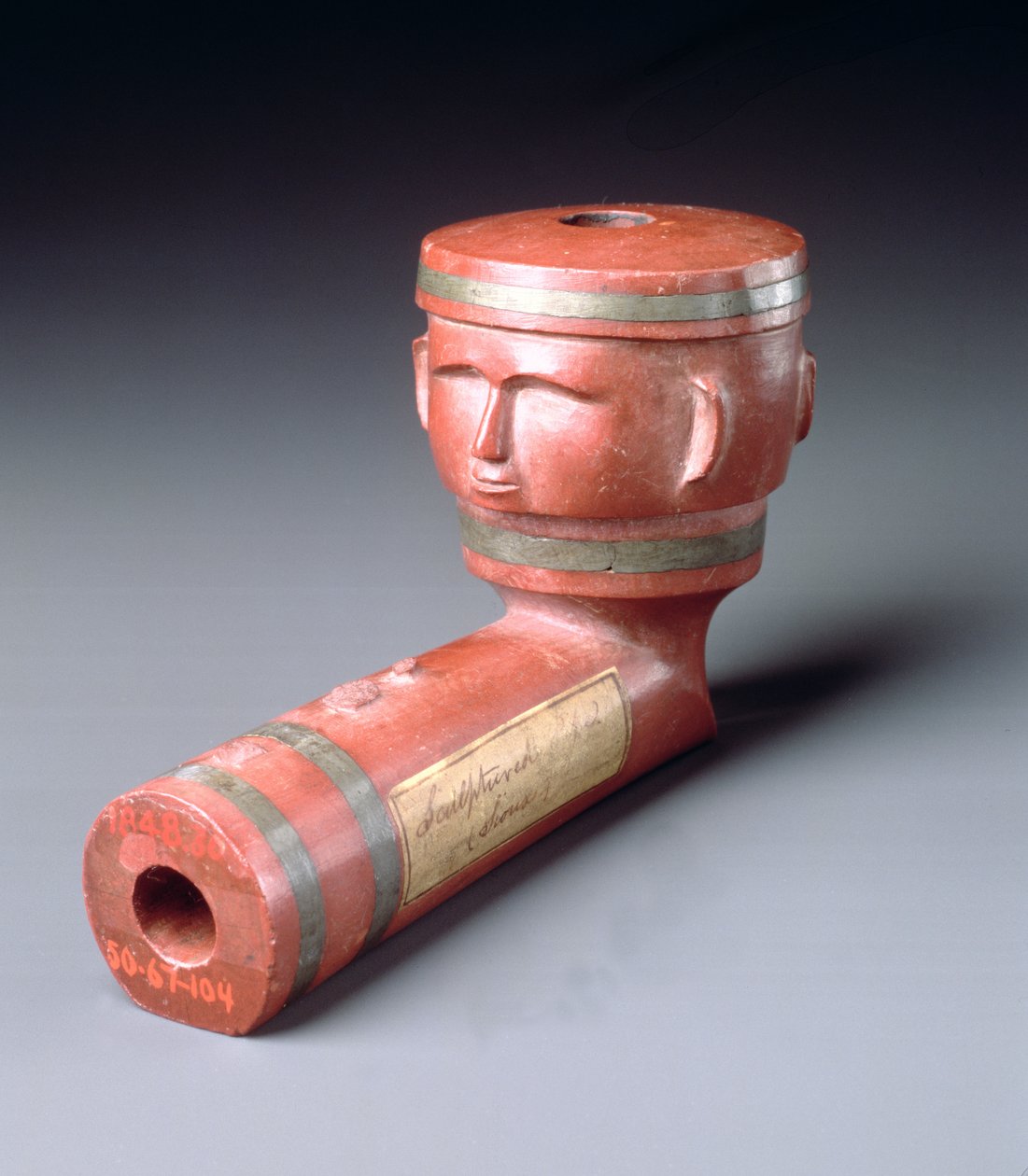 Intarzovaná trubková mísa se dvěma tvářemi, Sioux, Minnesota, 1801-33 (stealite a olovo) od American School