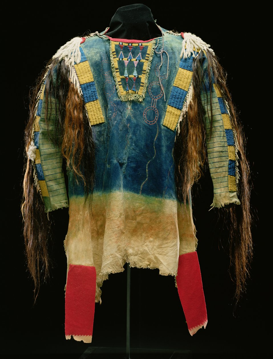 Pánská košile, Cheyenne, cca 1860 (jelení kůže, vlna, hermelínová kůže a lidské vlasy) od American School