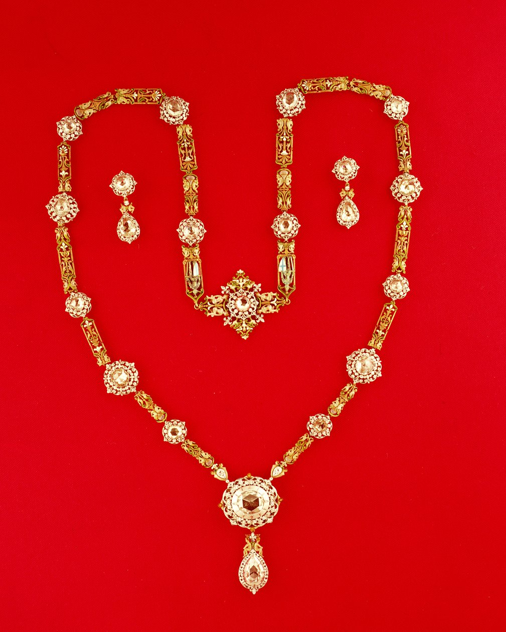 Náhrdelník od Tiffany and Co. New York, 1870 (diamanty a smaltované zlacení) od American School