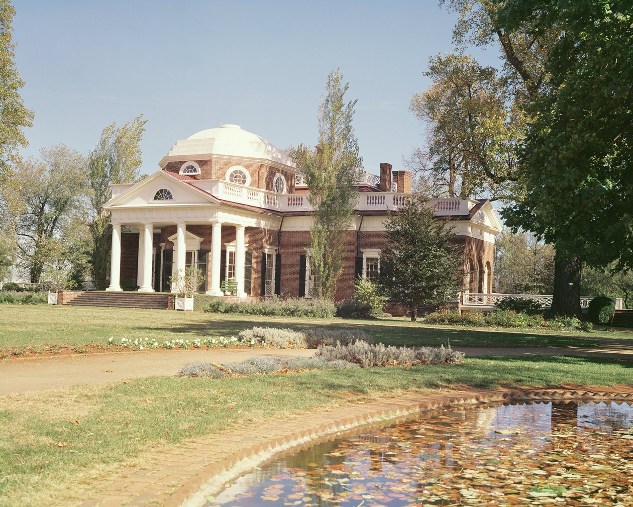 Pohled na západní fasádu Monticello, domov Thomase Jeffersona (1743-1826), postavený v roce 1772 od American School