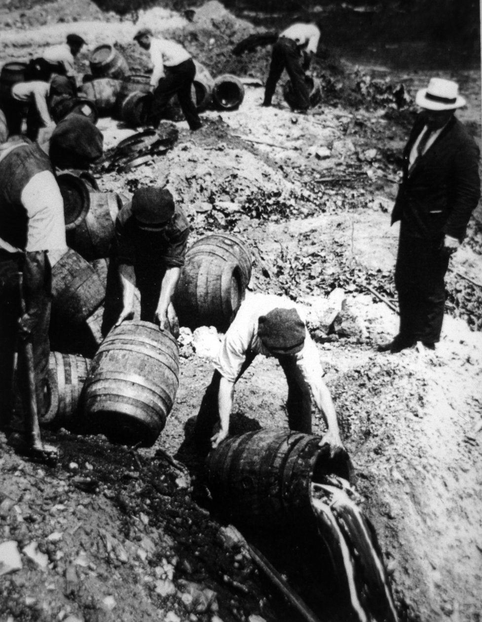 Americký federální agent dohlíží na ničení pivních sudů během éry americké prohibice (1920-33) (čb foto) od American Photographer