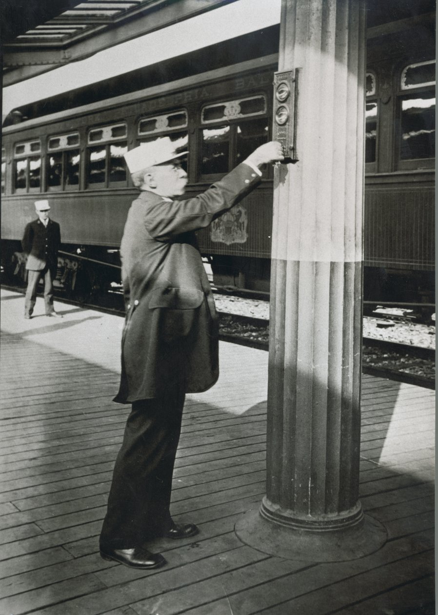 Průvodčí signalizující brzký odjezd vlaku „Royal Blue“ ve Washingtonu D.C. v roce 1910 (černobílá fotografie) od American Photographer