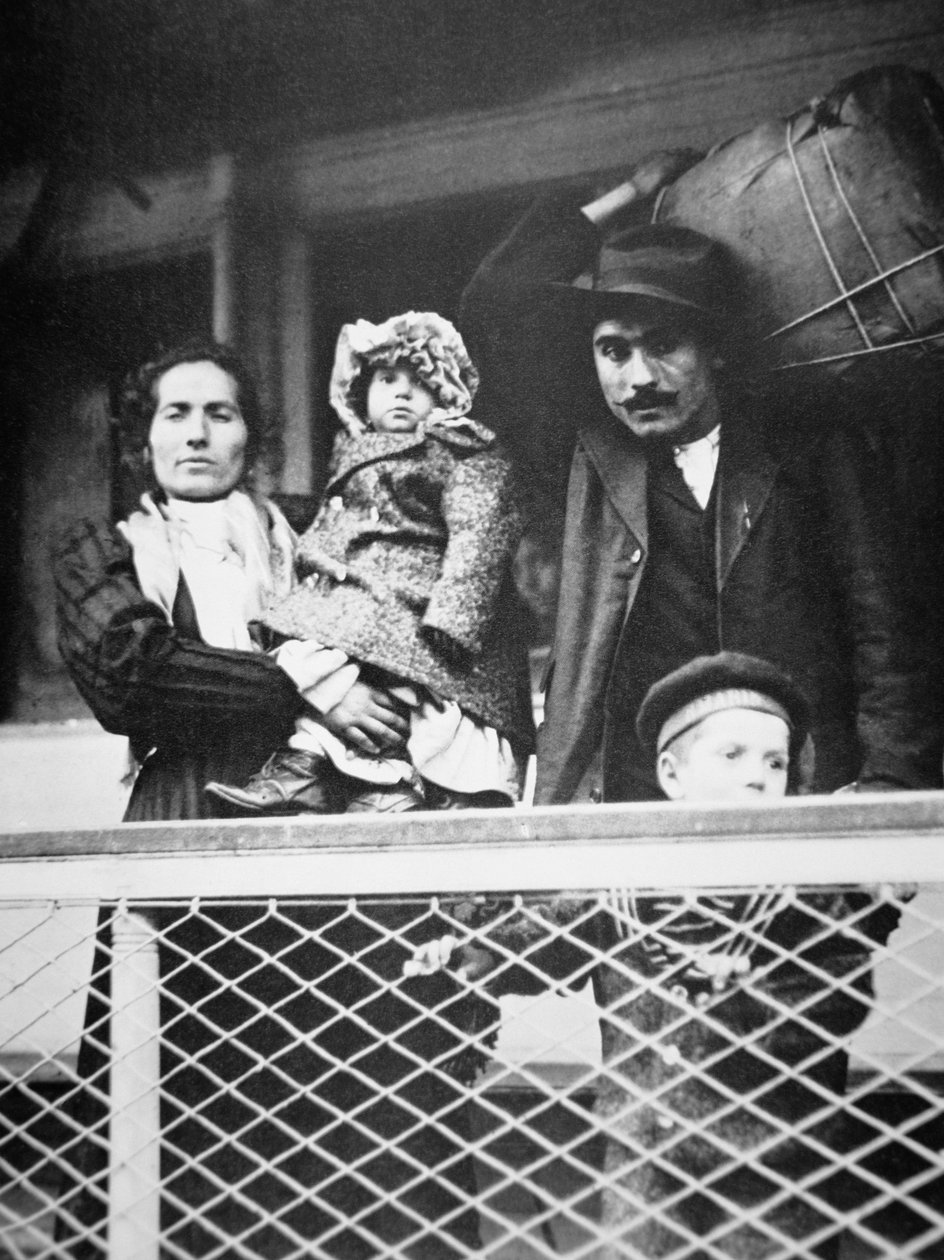 Italská rodina migrantů na trajektu z Ellis Island do New Yorku od American Photographer