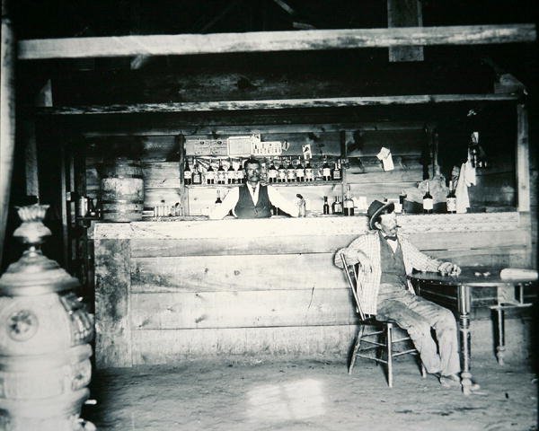 Salon v Albany County, Wyoming, kolem roku 1890 (černobílá fotografie) od American Photographer