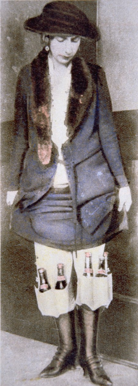 Žena skrývající nelegální lahve piva pod sukní ve speciálních kapsách spodního prádla během americké prohibice (1920-33) (barevné foto) od American Photographer