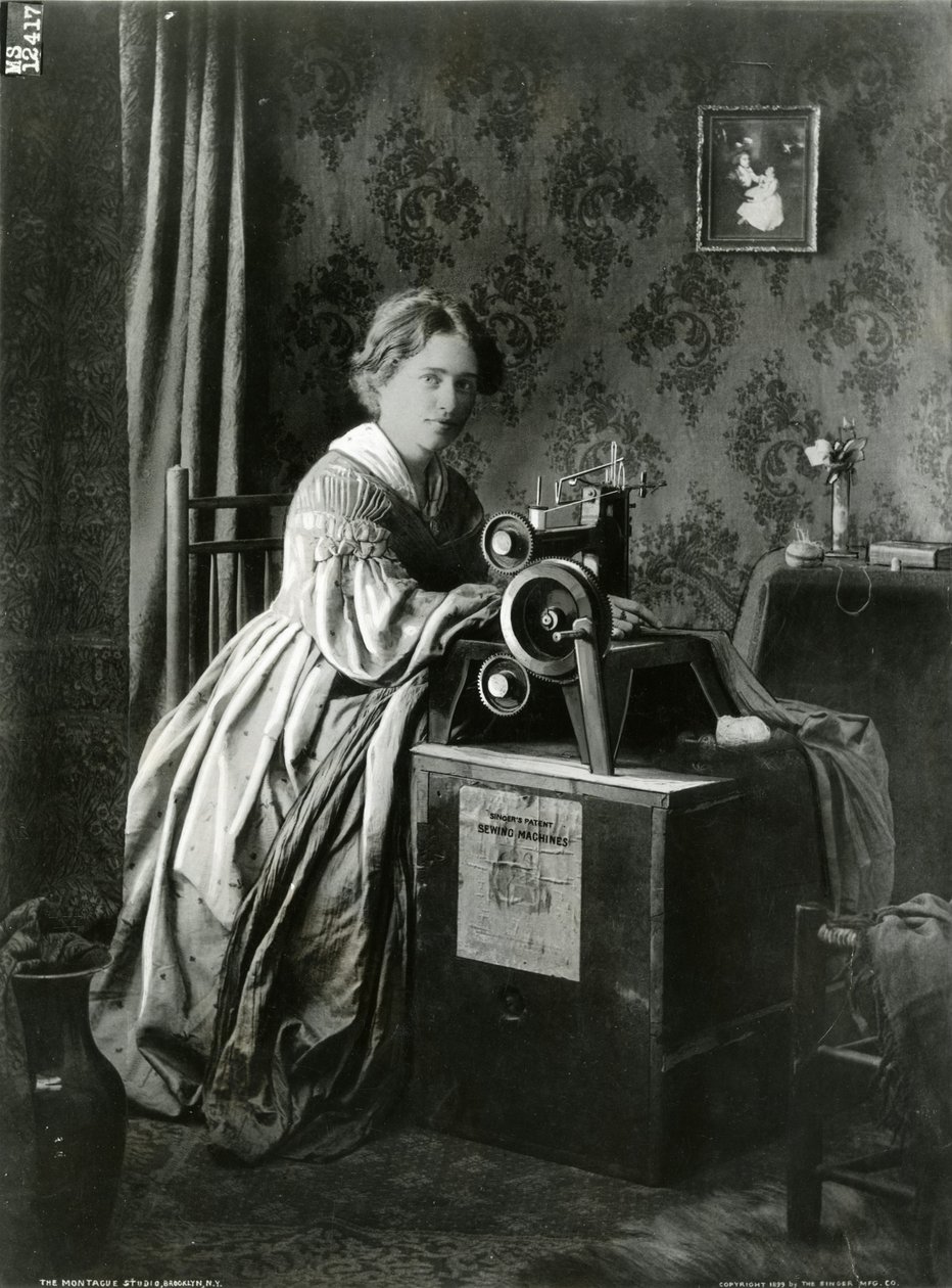 Reklama na patentované šicí stroje Singers, 1899 od American Photographer