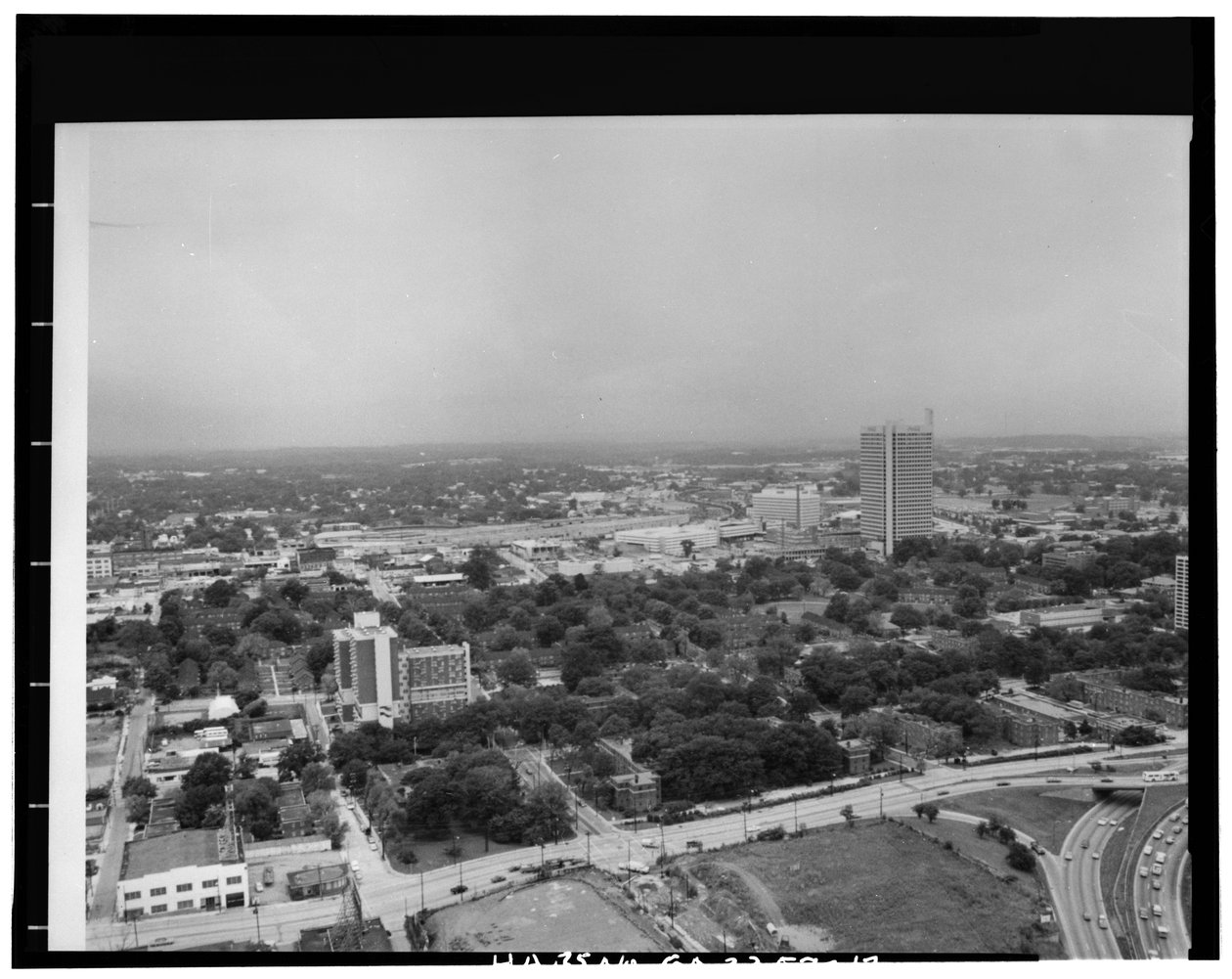 Letecký pohled na severozápad, Techwood Homes (Public Housing), ohraničený North Avenue, Parker Street, William Street & Lovejoy Street, Atlanta, Fulton County, GA od American Photographer
