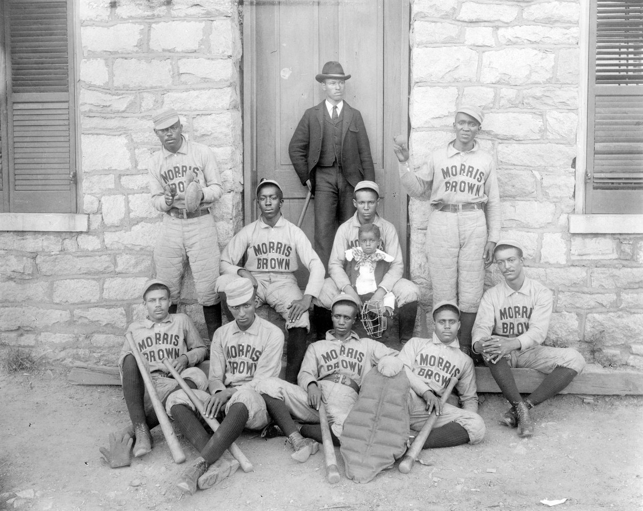 Afroameričtí hráči baseballu z Morris Brown College, Atlanta, Georgia, kolem roku 1899 (želatinový stříbrný potisk) od American Photographer