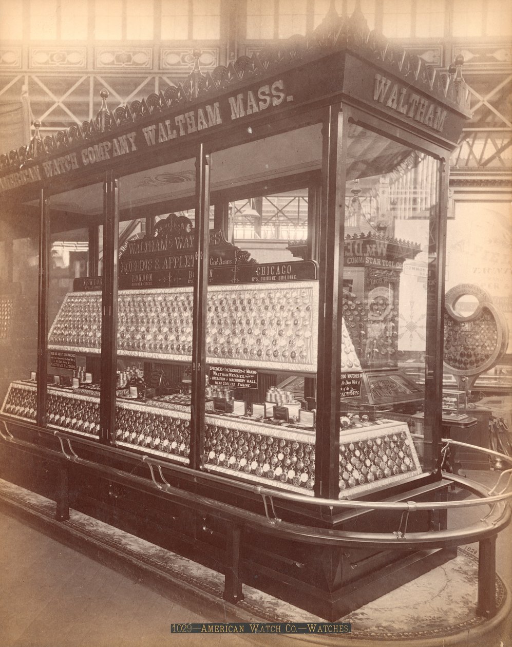 Výstava American Watch Co.s, hlavní budova, Centennial International Exhibition, Philadelphia, 1876 (tisk alba) od American Photographer