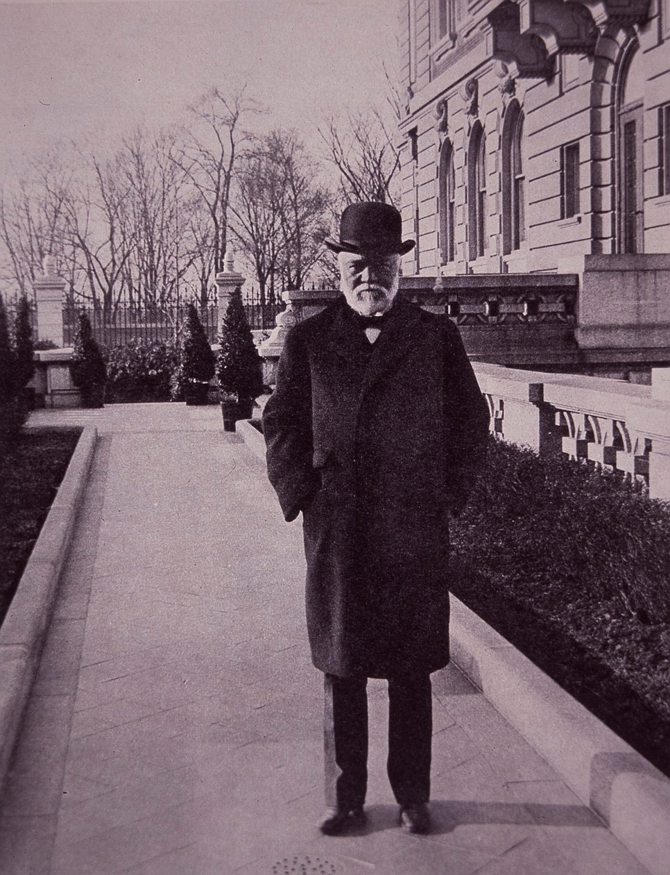 Andrew Carnegie před svým sídlem na Fifth Avenue v New Yorku od American Photographer