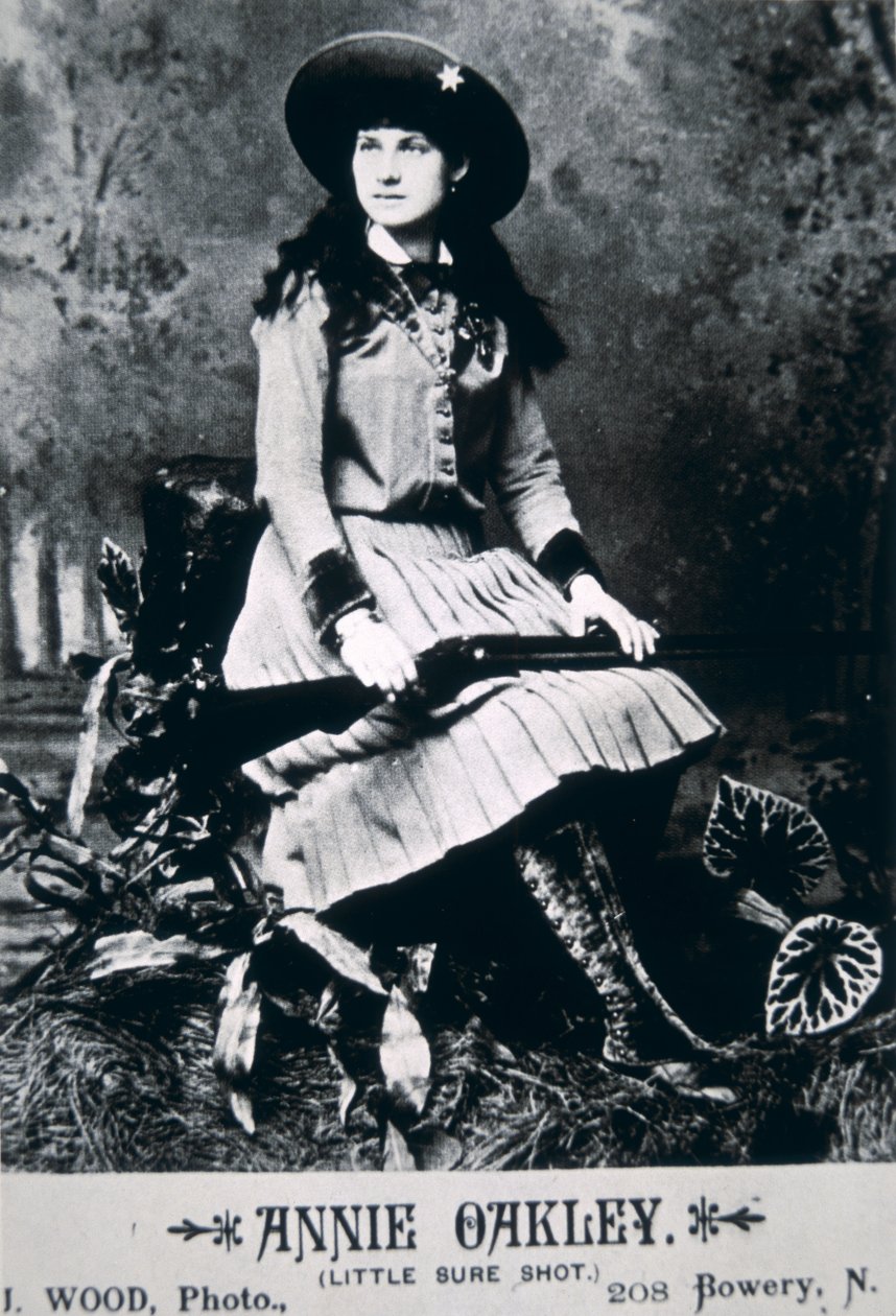 Annie Oakley (1860-1926) (černobílá fotografie) od American Photographer