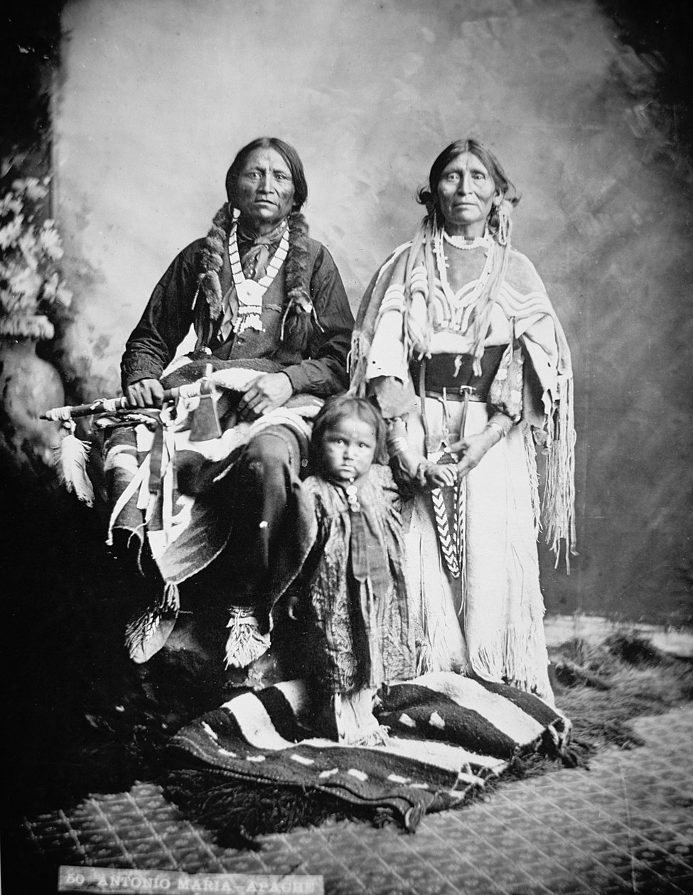 Náčelník Apačů Antonio Maria s rodinou od American Photographer
