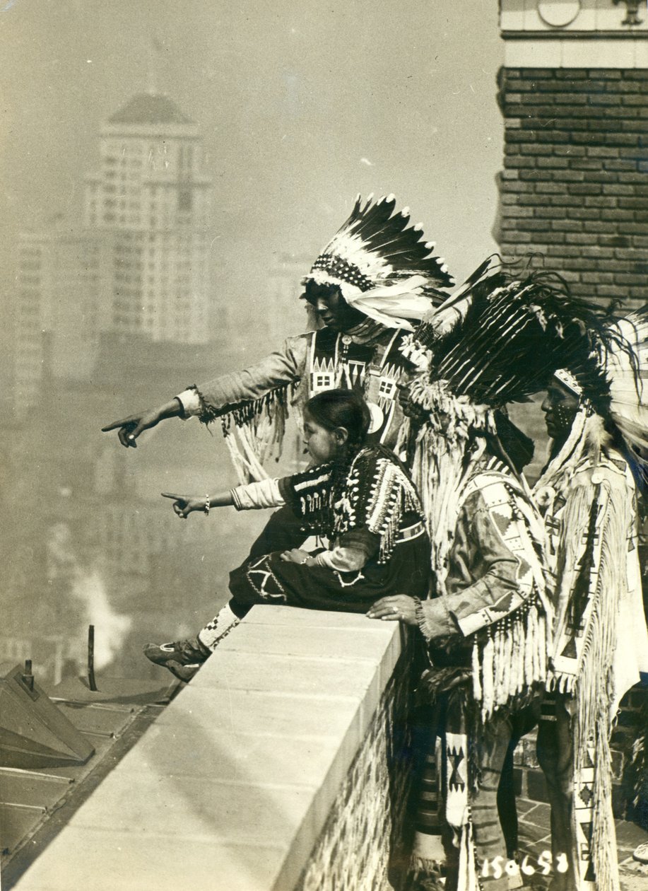 Černonoží indiáni na střeše hotelu McAlpin, kteří odmítají spát ve svých pokojích, New York City od American Photographer