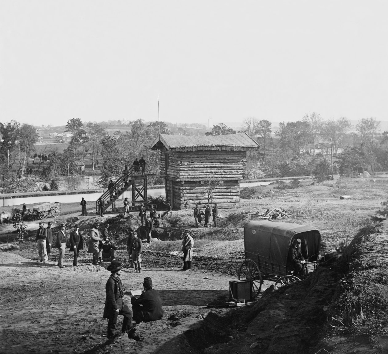 Blockhouse poblíž Fort Haggerty na Arlington Ridge Road, Virginie, pomáhá hlídat akvaduktový most, kolem roku 1862 od American Photographer