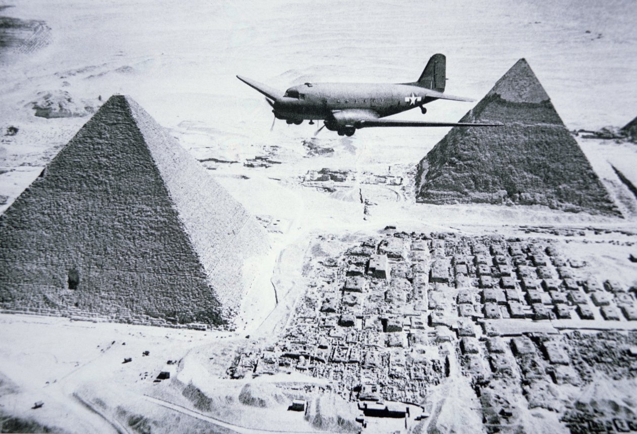 C-47 letící nad egyptskými pyramidami od American Photographer