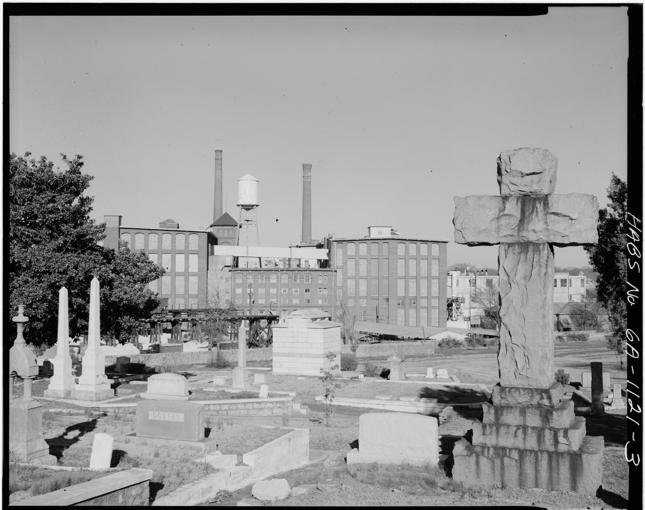 Cabbagetown District (General Views), Boulevard, Pearl Street, Memorial Drive, & Railroad tracks, Atlanta, Fulton County, GA (černobílá fotografie) od American Photographer
