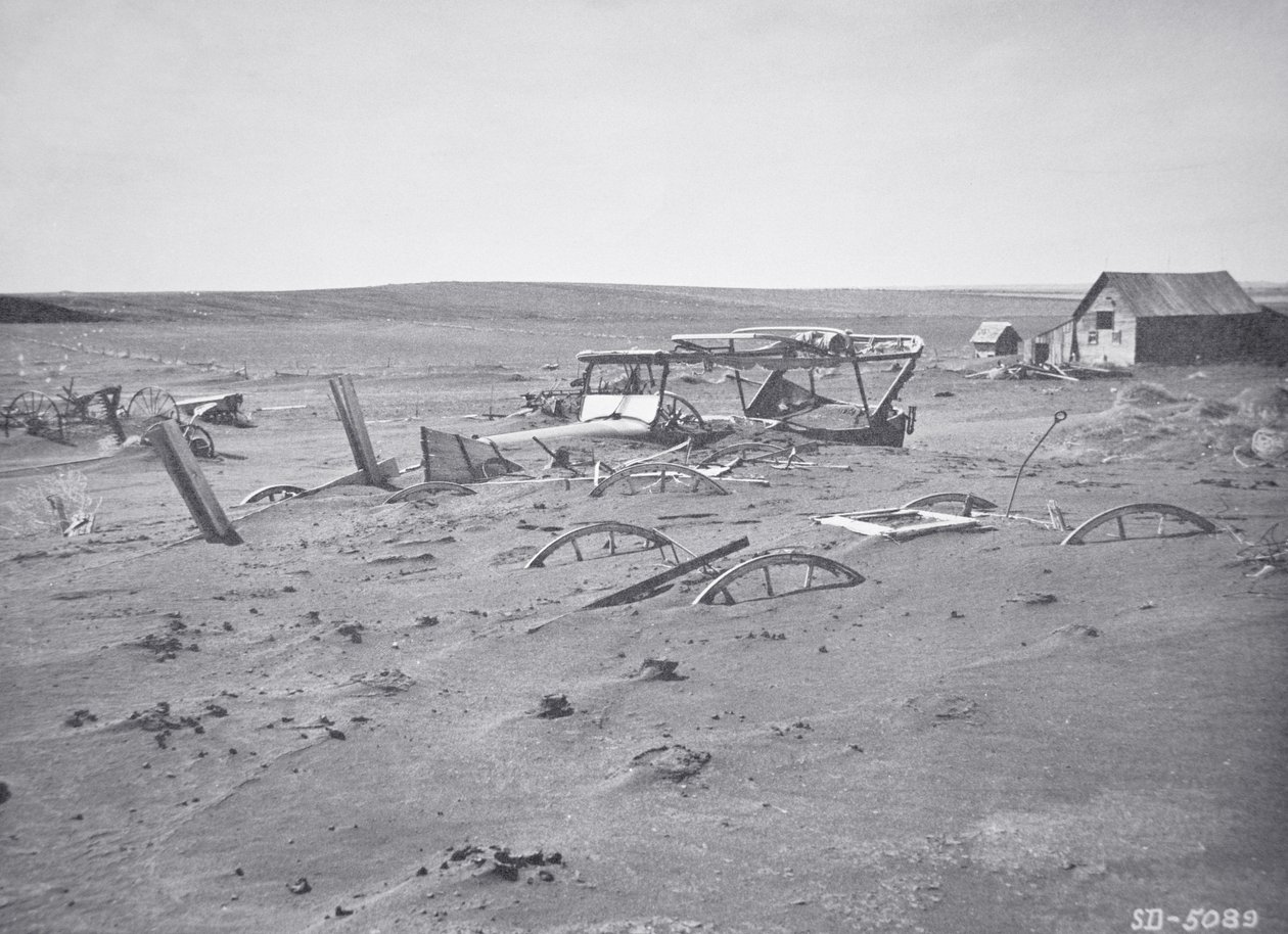 Auto a zemědělské stroje pohřbené prachem a pískem, Dallas, Jižní Dakota od American Photographer