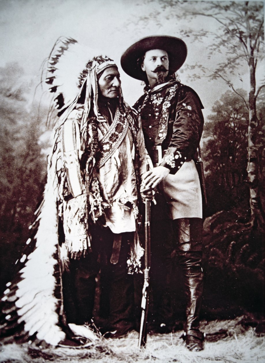 Chief Sitting Bull (1831-90) na turné s Buffalo Bill Cody (1846-1917) a jeho Wild West Show (č/b foto) od American Photographer