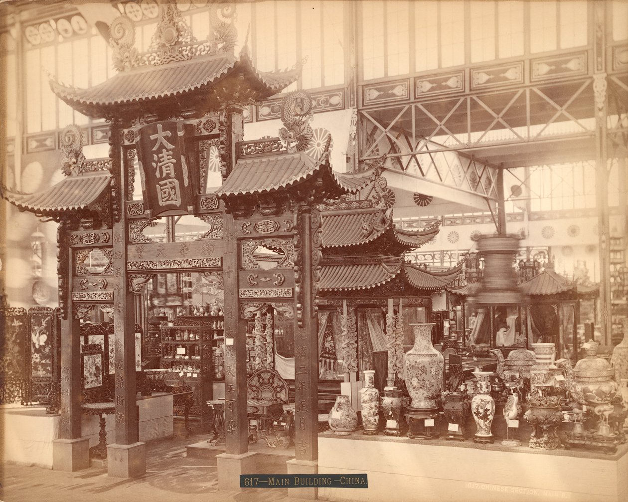 Čínská sekce, hlavní budova, Centennial International Exhibition, Philadelphia, 1876 (tisk alba) od American Photographer