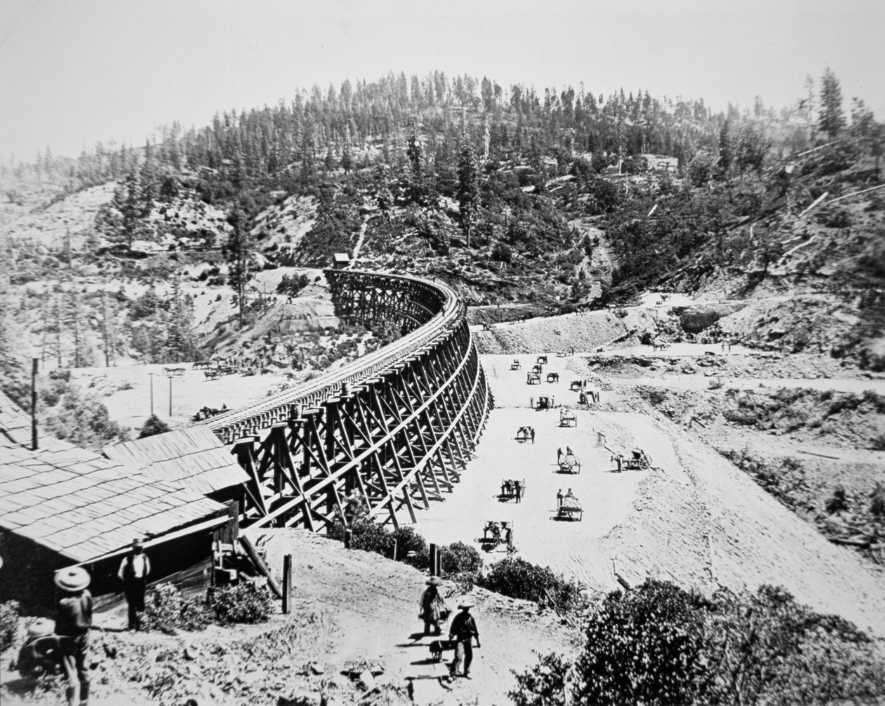 Čínští dělníci pracující na kozlíkovém mostě na západním svahu pohoří Sierra Nevada od American Photographer