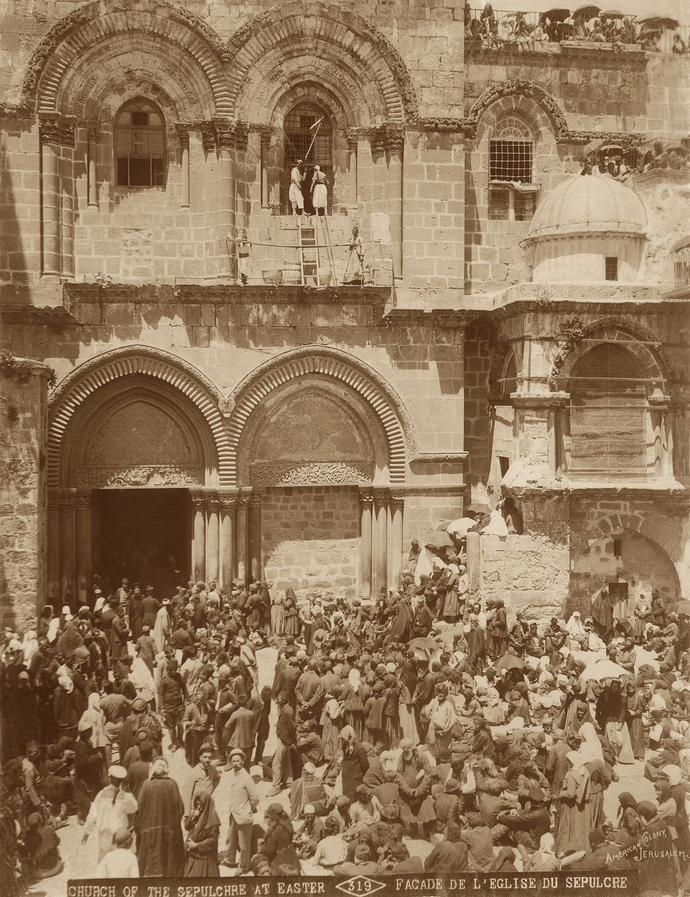 Kostel Božího hrobu, Jeruzalém, s nádvořím přeplněným poutníky shromážděnými na Velikonoce, 1898-1911 od American Photographer