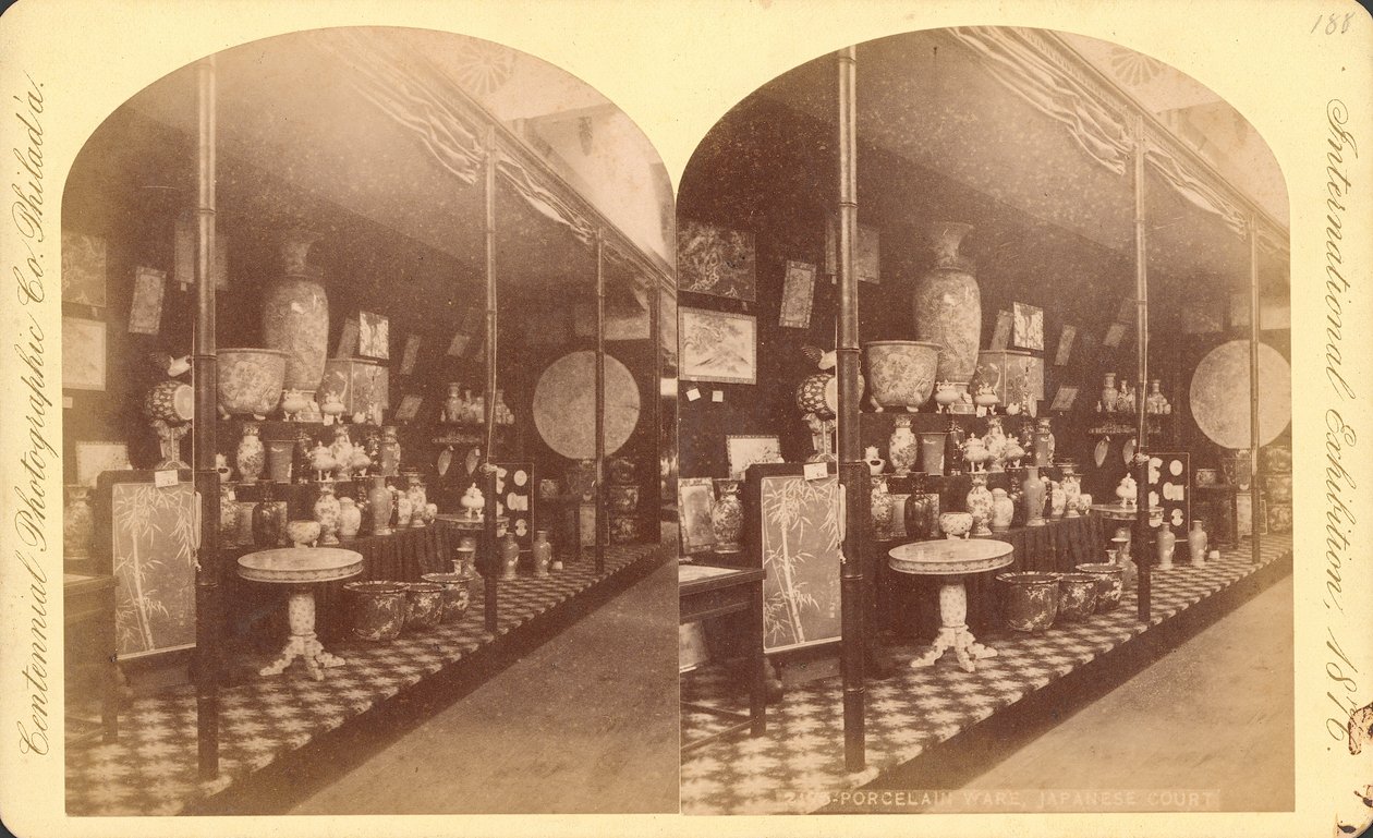 Sbírka japonských váz, uren a zástěn, Japonský dvůr, Mezinárodní výstava ke stému výročí založení Japonska od American Photographer