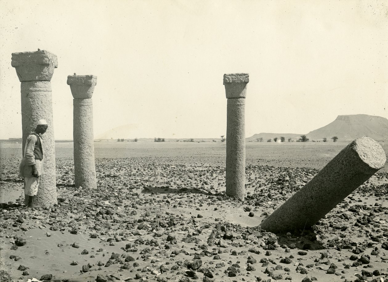 Sloupce z koptské církve, při pohledu ze západu, ostrov Sai, Egypt, fotografie Breasted, Oriental Institute, University of Chicago, ca 1920 od American Photographer