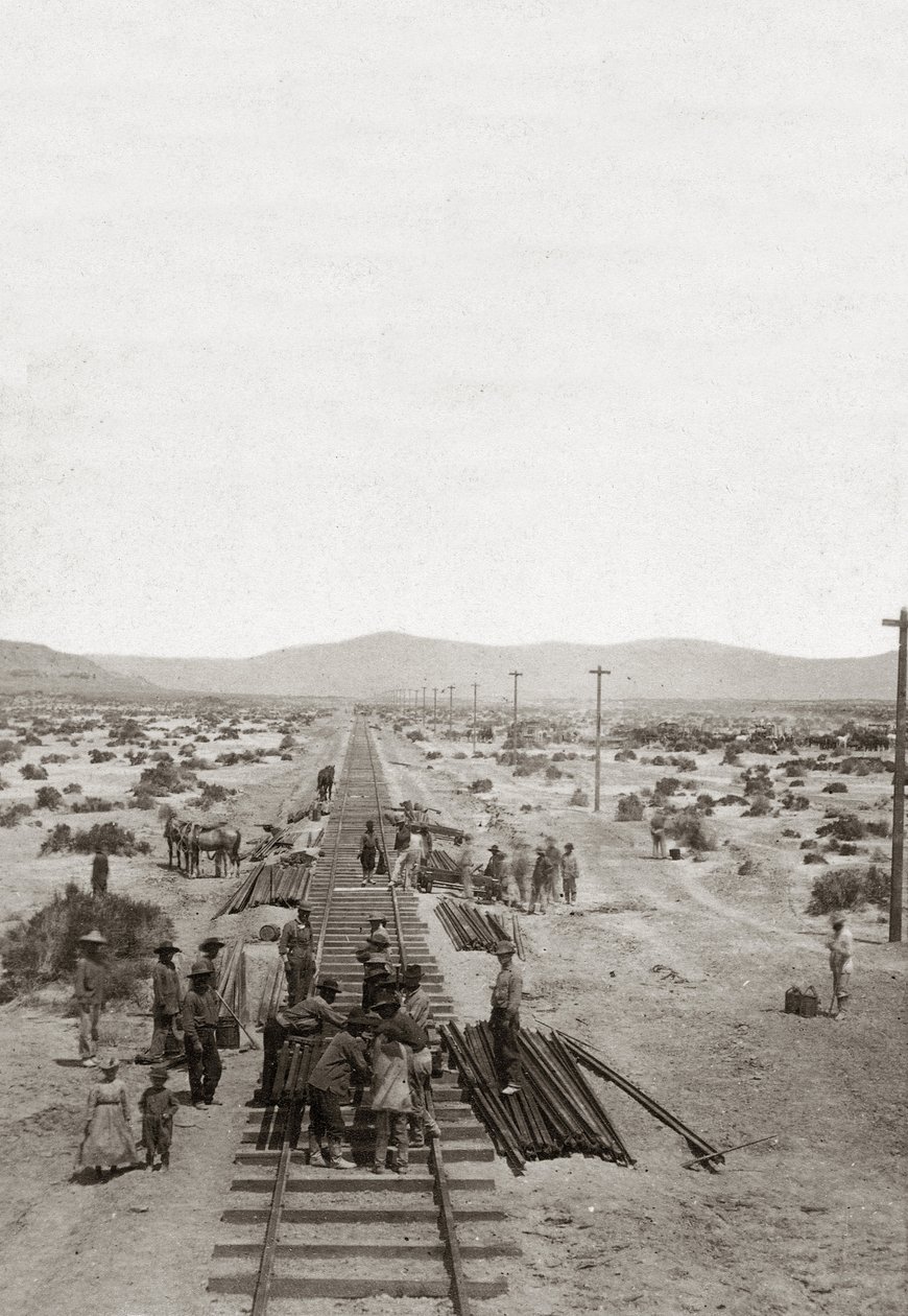 Stavba v roce 1869 Central Pacific Railways - Nevada - Dělníci staví železniční tratě Central Pacific Company, aby postavili první severoamerickou transkontinentální železnici. (Central Pacific Railroad Company) od American Photographer