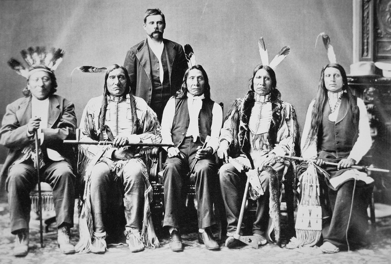 Delegace siouxských náčelníků vedená Red Cloud (1822-1909) ve Washingtonu D.C. za prezidentem Ulyssesem S. Grantem (1822-85) v roce 1870 (čb foto) od American Photographer