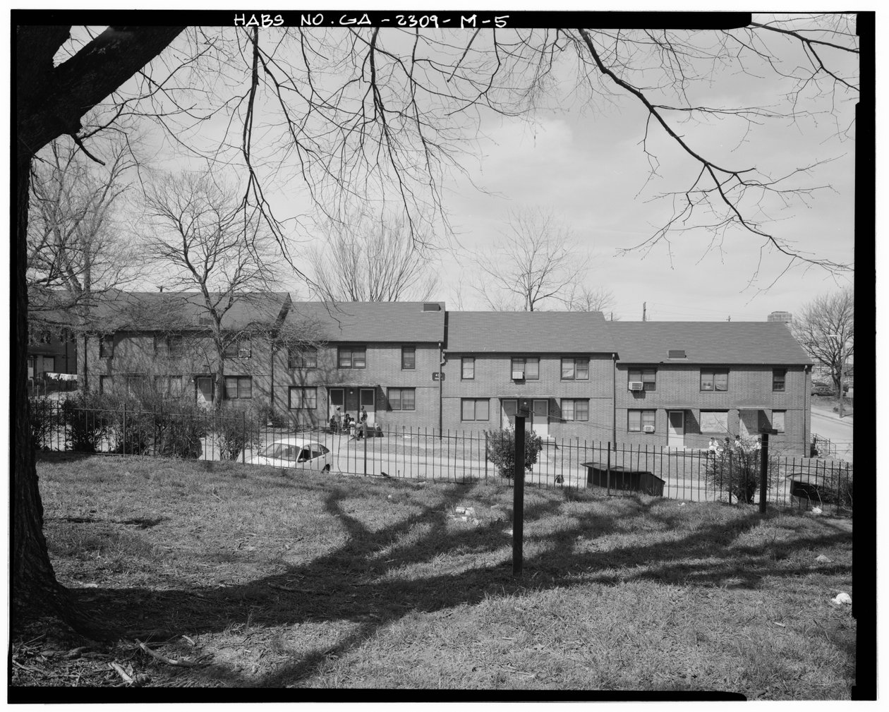 Východní strana – Clark Howell Homes, budova J-1, 432 Venable Street, Atlanta, Fulton County, GA (černobílá fotografie) od American Photographer