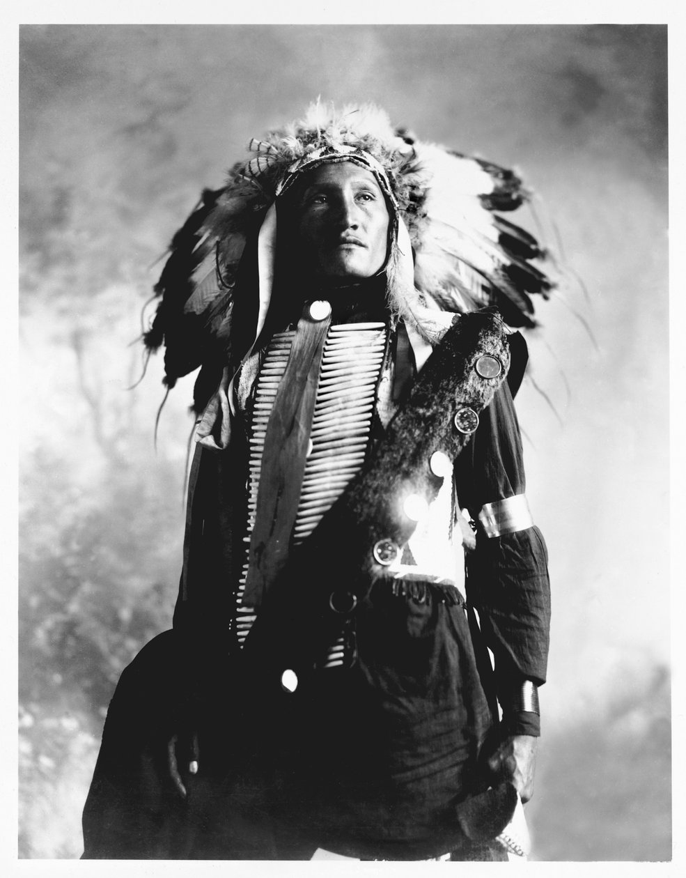 Eddie Plenty Holes, indián Sioux, kolem roku 1900 (černobílá fotografie) od American Photographer