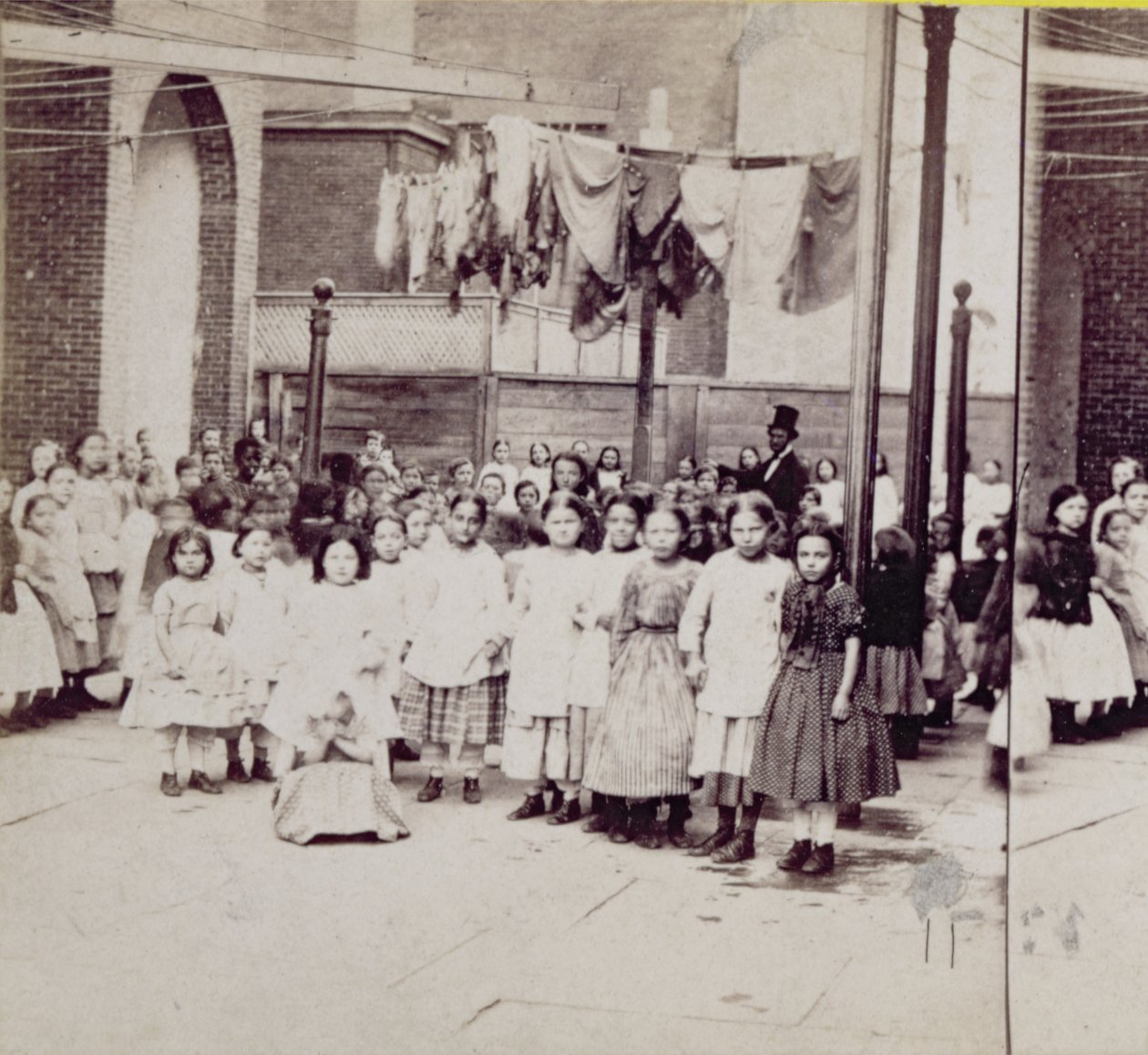 Female Guardian Society, Home for the Friendless, 29th Street, New York, 4. července 1864 od American Photographer