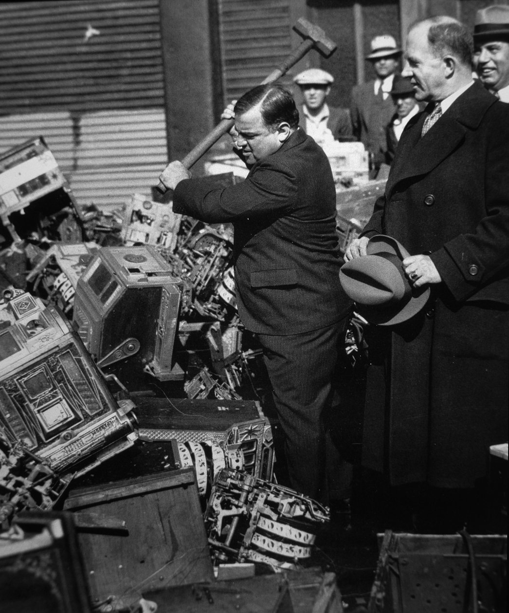 Fiorello La Guardia (1882-1947) rozbíjející zabavené hrací automaty od American Photographer