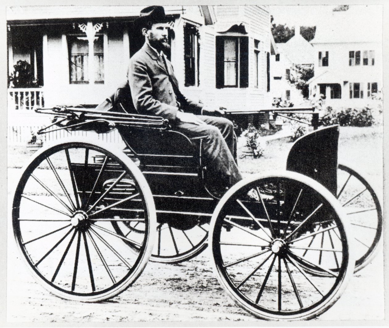První americký automobil navržený a vyrobený Charlesem a Frankem Duryeovými od American Photographer