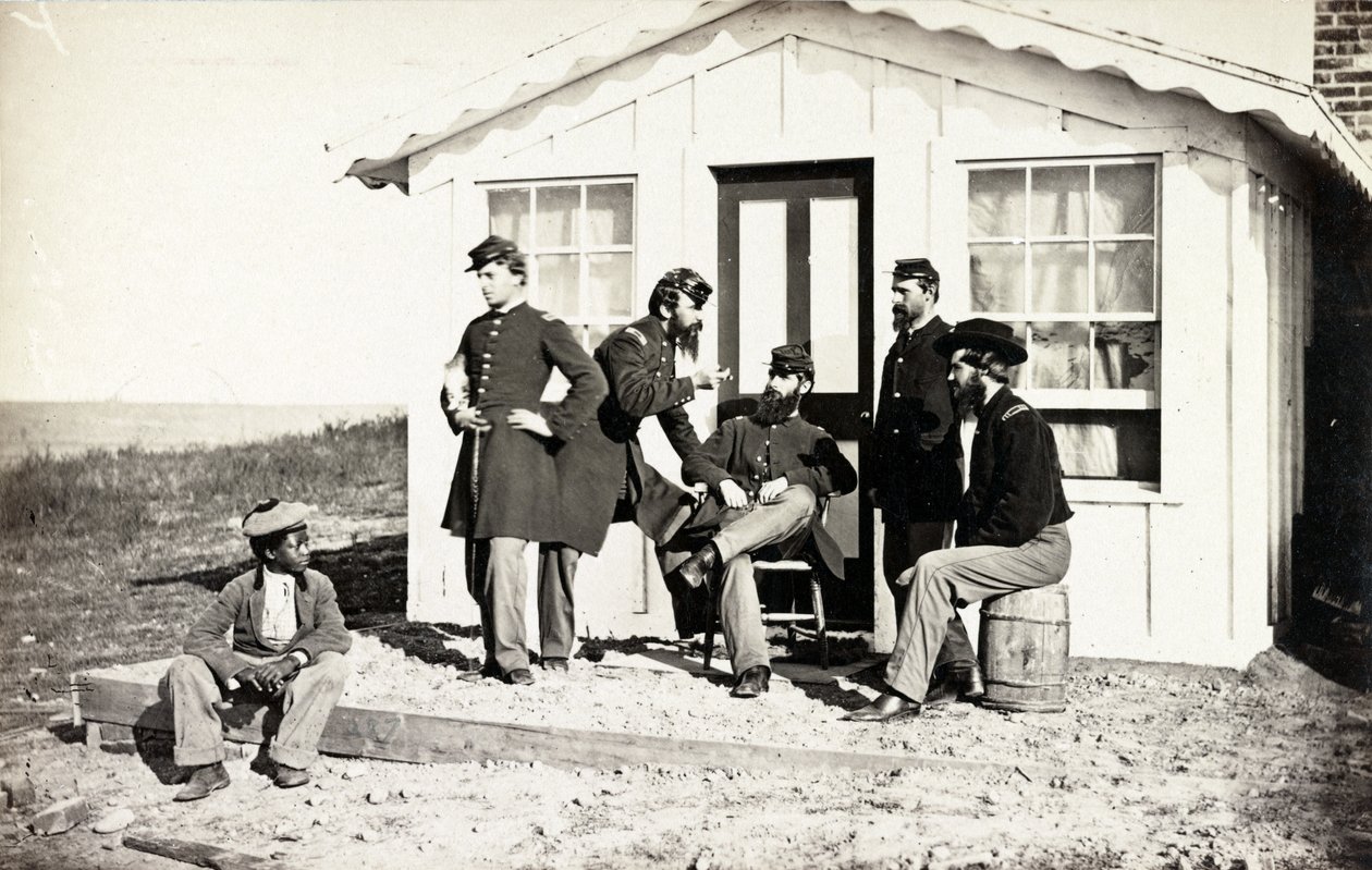 Pět vojáků občanské války se shromáždilo na hliněné verandě před domem, poblíž nich seděla afroamerická mládež, 1861-65 od American Photographer