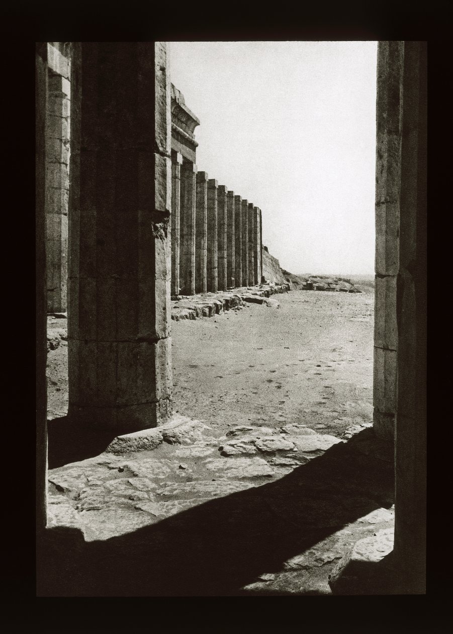 Předhradí chrámu Hatšepsut, Deir El-Bahri (skluzavka s lucernou) od American Photographer