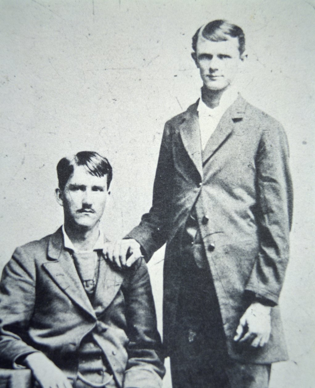Frank (1843-1915) a Jesse James (1847-82) kolem roku 1870 (černobílá fotografie) od American Photographer