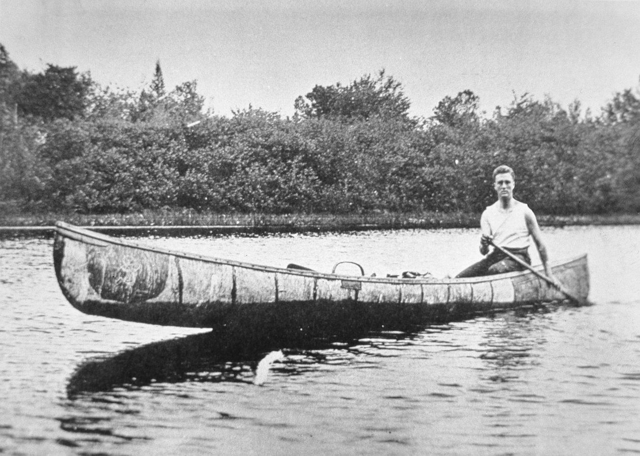 Franklin D. Roosevelt (1882-1945) pádluje na březové kánoi na ostrově Campobello, New Brunswick od American Photographer