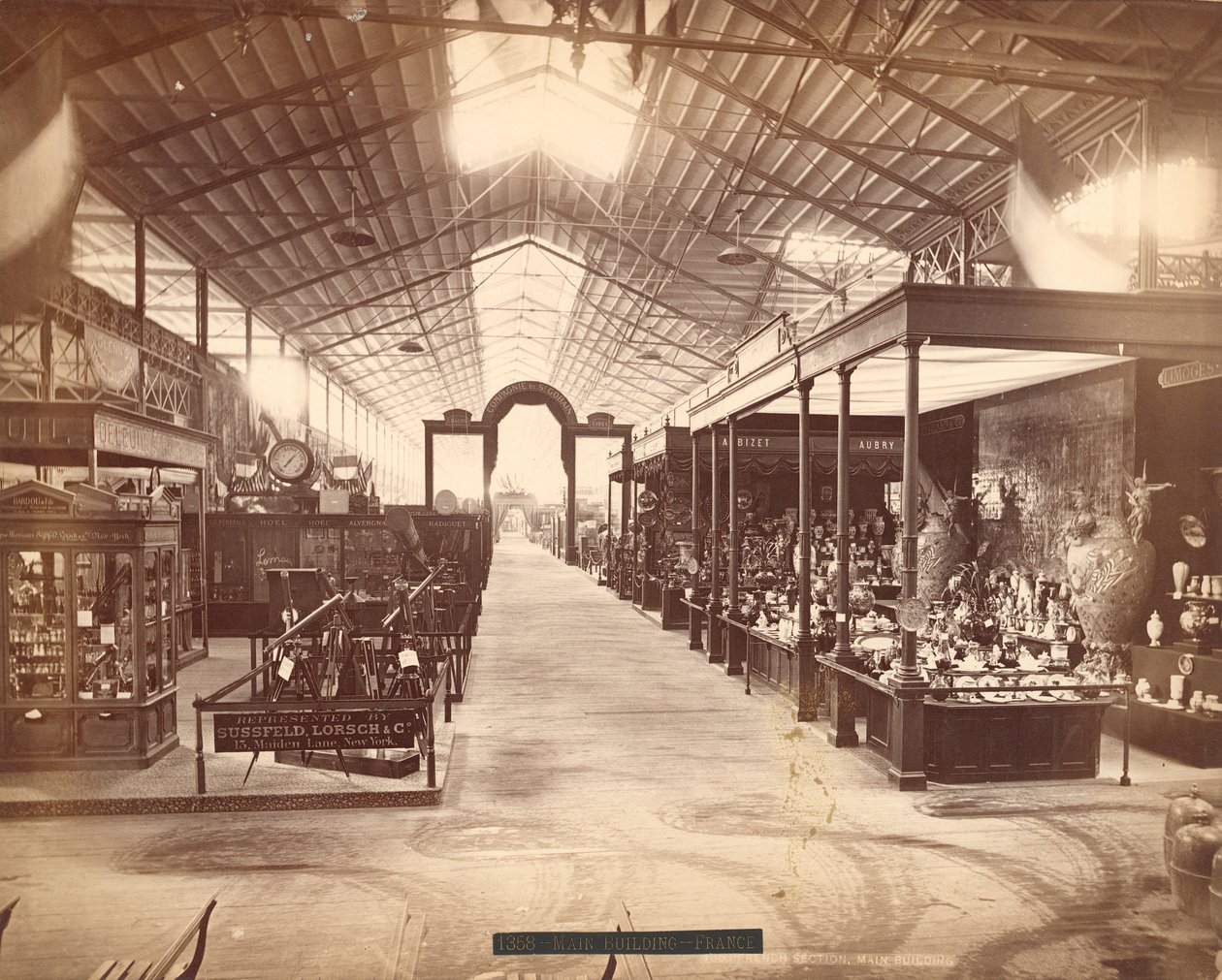 Francouzská sekce, hlavní budova, Centennial International Exhibition, Philadelphia, 1876 od American Photographer